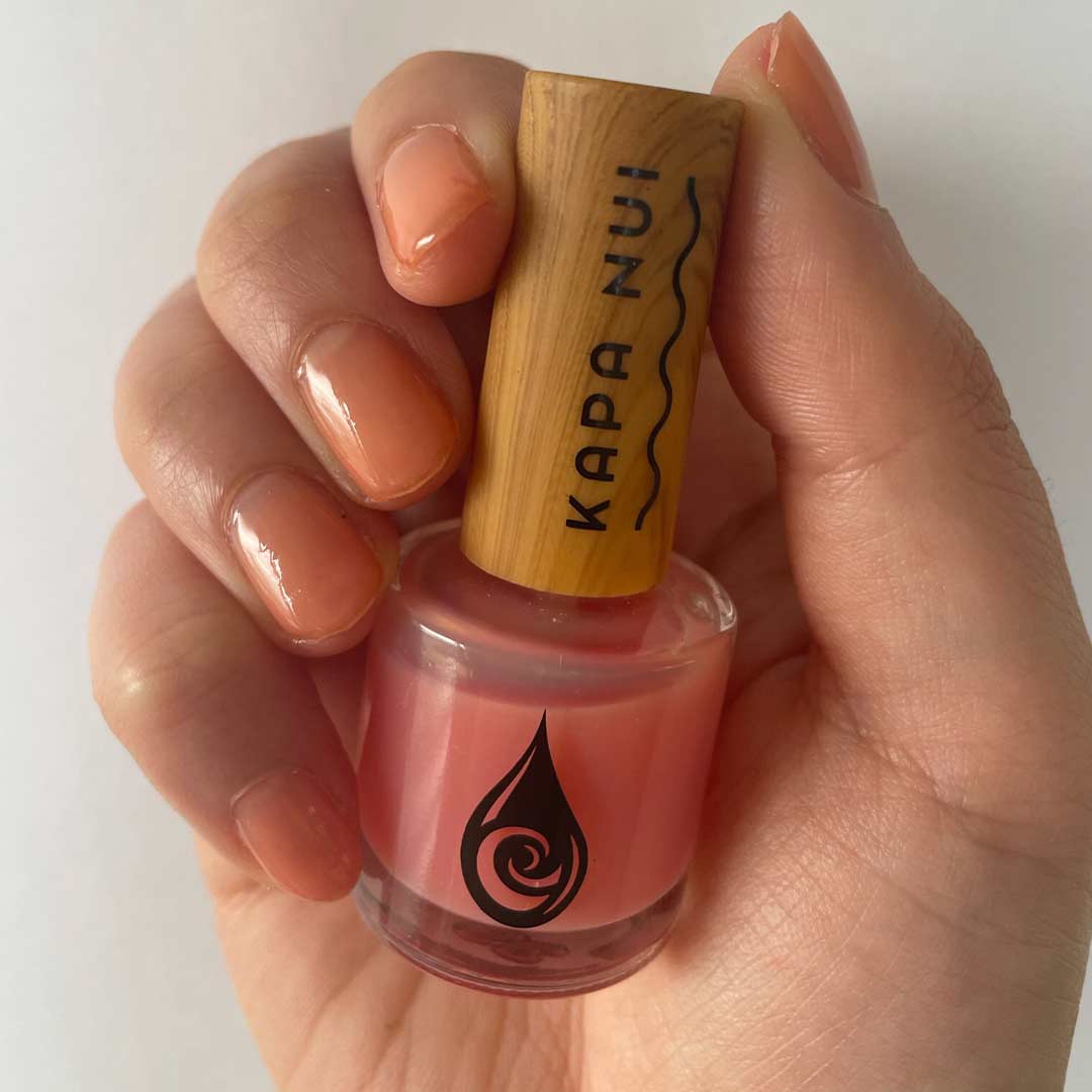 piki non toxic nail polish bottle inside hand model