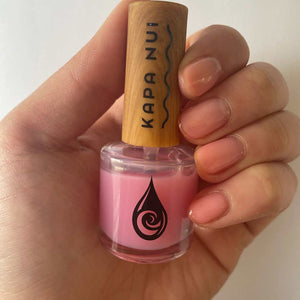 non toxic nail polish hand model wearing noe 'ula color