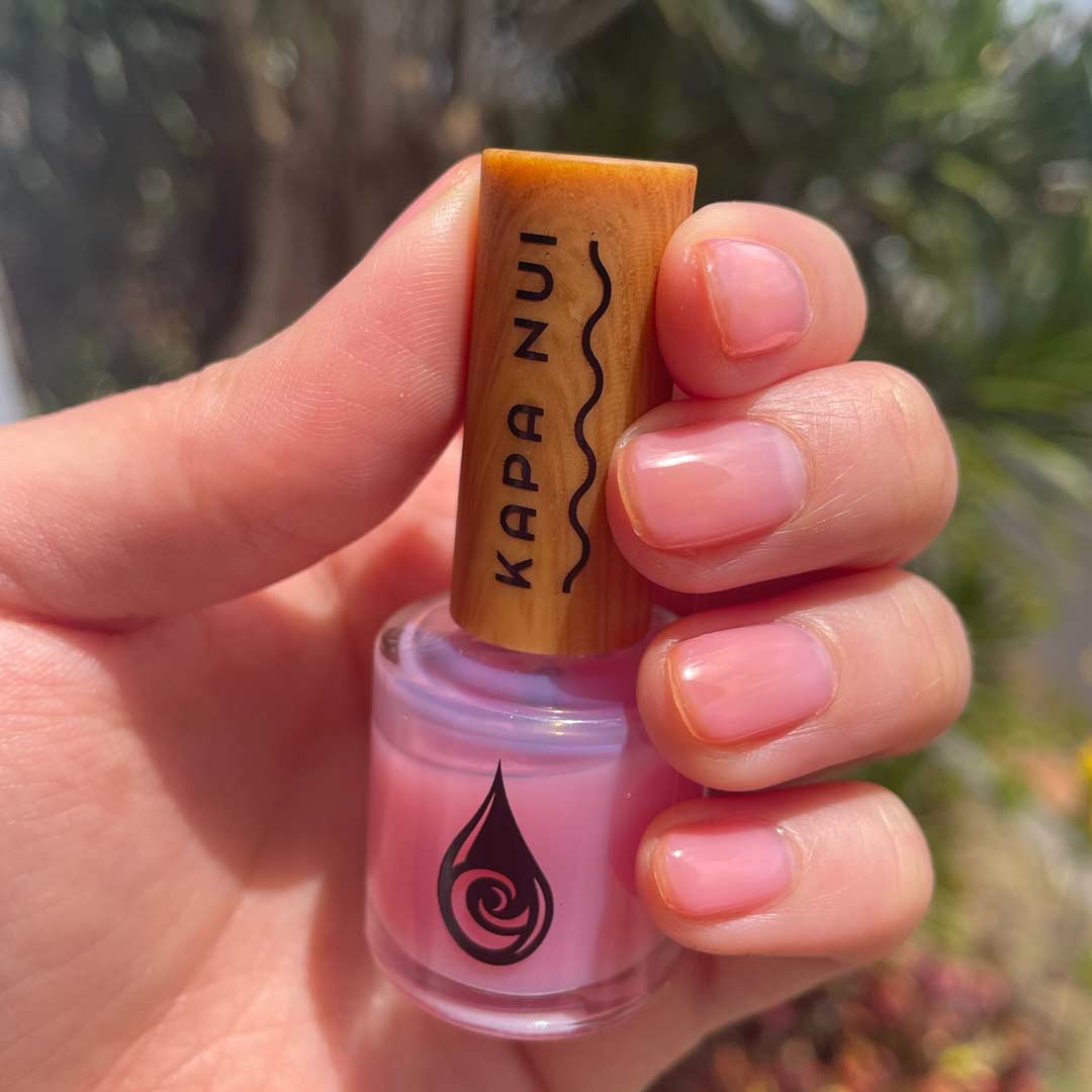 non toxic nail polish hand model wearing noe 'ula color