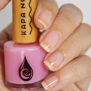 ecofriendly nail polish hand model wearing noe 'ula color