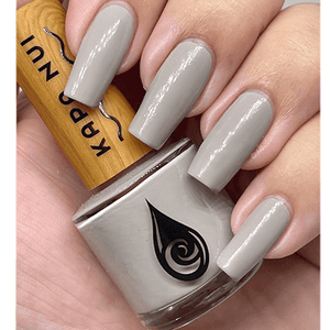 hand swatch in toxin free nail polish hinahina