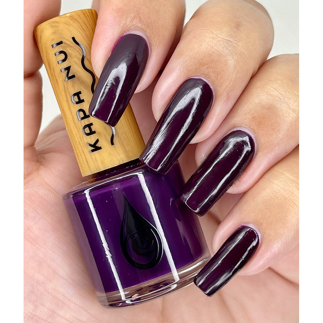 non toxic nail polish in popolo berry hand swatch